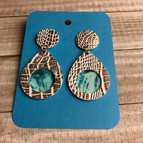 NWOT Earrings Dangle Earrings Aqua Blue White - Picture 2 of 7
